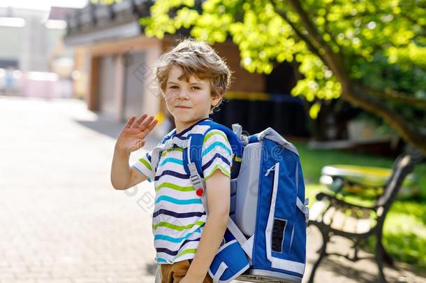 小的小孩男孩和学校书包向第一一天向学校