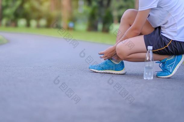 运动员女人系跑步鞋子采用指已提到的人公园户外的