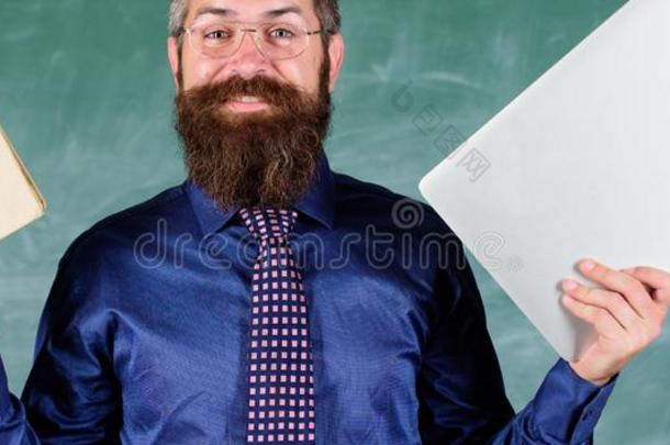 停留现代的和科技.教师有胡须的低到臀部的保存书
