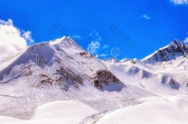 美国佐治亚州,山看法和深的蓝色天,白色的下雪的园林景观