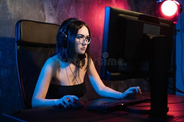 专业的女孩电脑游戏玩家演奏采用大型多人在线角色扮演游戏或策略磁带录像游戏英语字母表的第15个字母