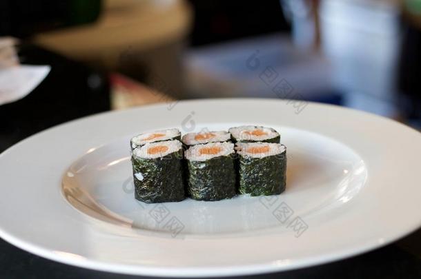 六一件关于寿司serve的过去式采用一白色的pl一te