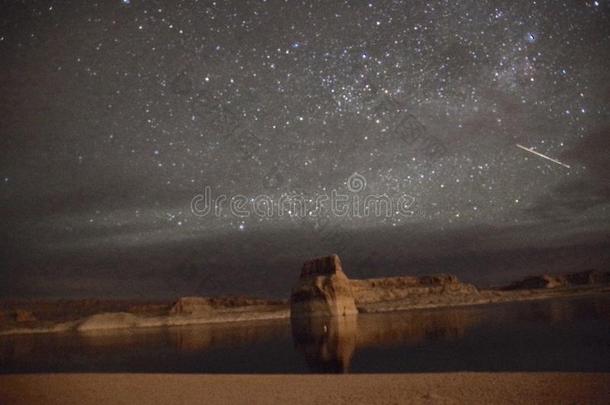 布满星星的夜湖鲍威尔犹他州<strong>孤单</strong>的岩石
