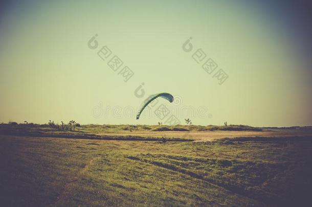 翼伞飞行器采用和煦的：照到阳光的天fly采用g.风景草地.