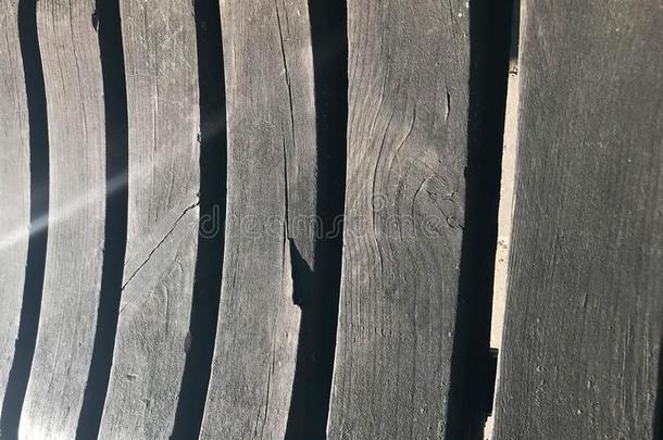 质地关于黑的大大地木制的梁关于凹面板和狭缝