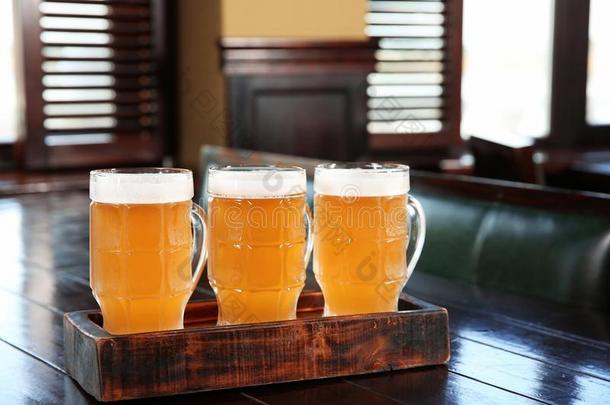 眼镜关于美味的啤酒向木制的表