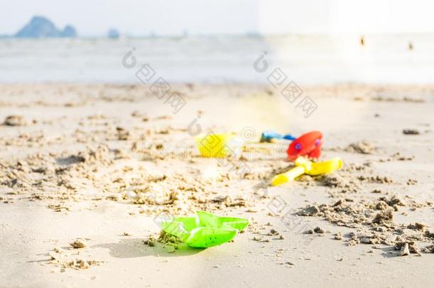 演奏海滩玩具和海海滩.小孩所有乐趣在户外.