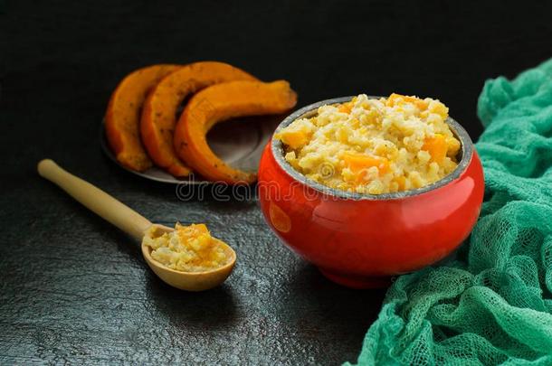 传统的俄国的食物小米粥和南瓜