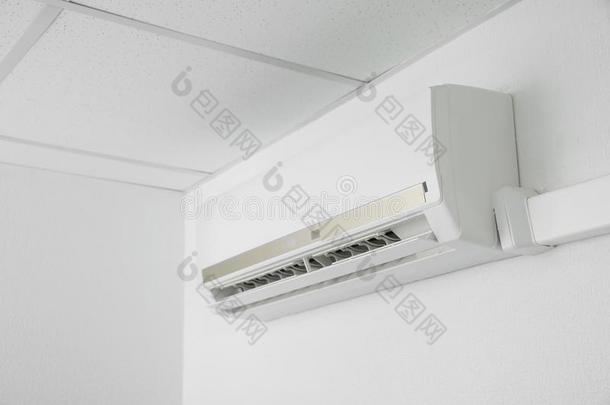 现代的天空调节器向白色的墙