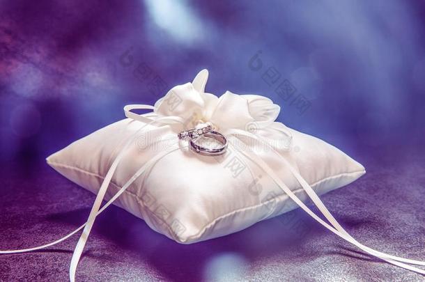 白色的新婚的枕头和白色的金婚礼戒指和光florward-lookingairbornerar前视机载雷达