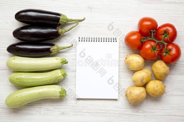 放置关于各种各样的生的蔬菜s蔬菜为烹饪术健康状况蔬菜食物,balls球