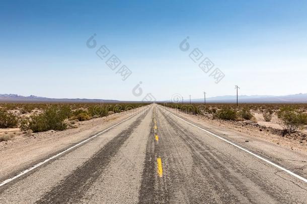 布满灰尘的公路路66铅片通过指已提到的人莫哈韦沙漠沙漠,加利福尼亚州