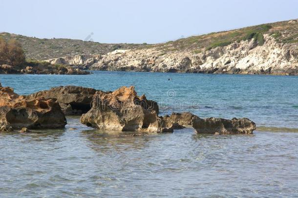 敏锐的岩石和祖母绿-有色的海