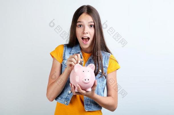 年幼的女孩和小猪银行