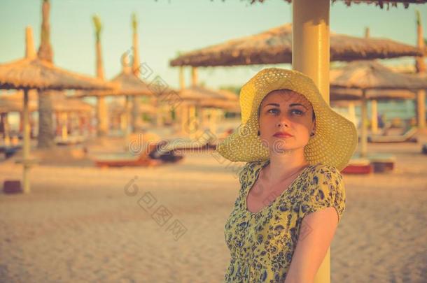 年幼的女人肖像在日落海滩