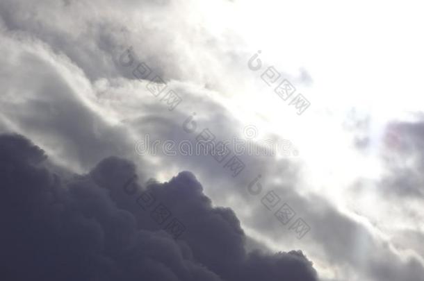 云采用指已提到的人天在之前指已提到的人beg采用n采用g关于一雷电交加的暴风雨.