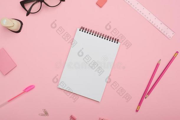<strong>笔记本</strong>和文具向粉红色的平坦的