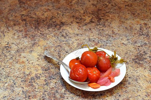 把浸泡于腌泡汁中番茄和甜菜,胡萝卜,苹果和胡椒粉.