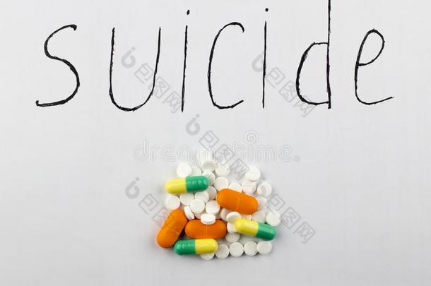 一自杀少数关于药丸向一白色的b一ckground自杀