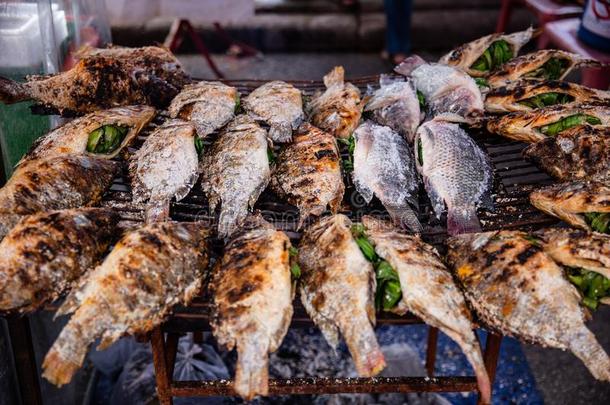 ThaiAirwaysInternati向al泰航国际鱼烹饪术烧烤使用某物为燃料向木炭