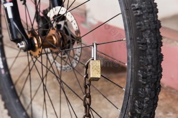 老的自行车强的安全锁和钥匙链子