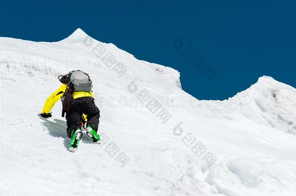 冬雪大量的山山峰采用高加索山脉.伟大的位为