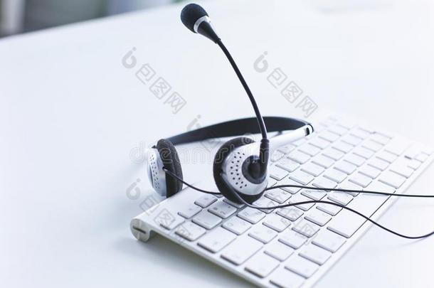 呼唤中心和顾客服务帮助书桌.VoiceoverInternetProtocol一种由IP网络传送话音的技术服务。戴在头上的耳机或