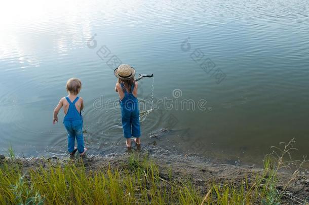 两个孩子们比赛在近处指已提到的人河