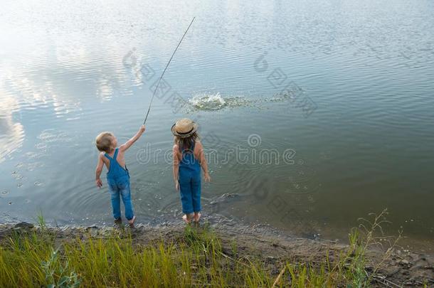 两个孩子们比赛在近处指已提到的人河