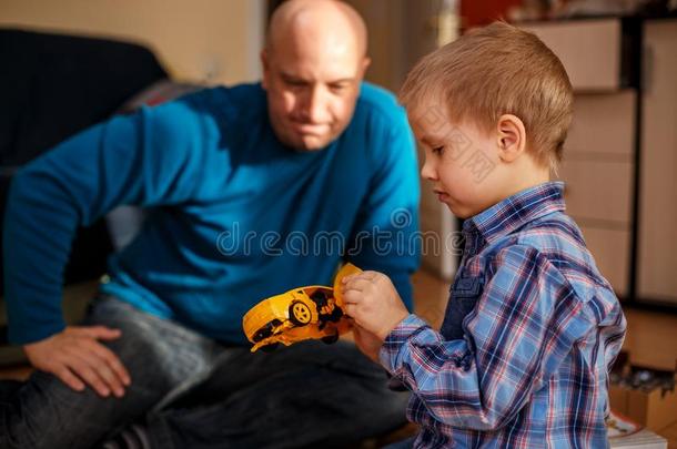 父亲和儿子比赛和玩具机器les儿子s和指已提到的人小孩