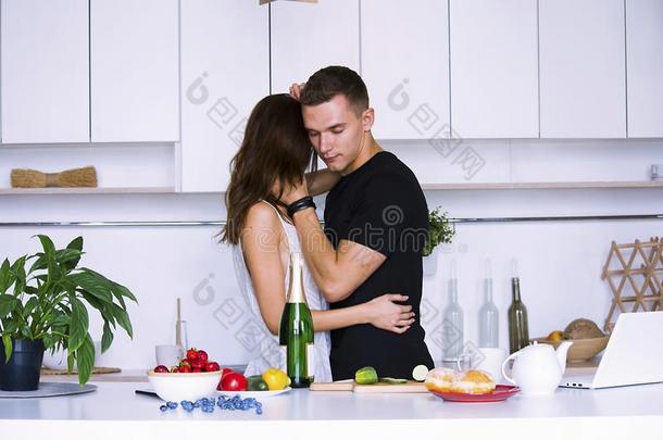 女人和男人热烈地拥抱采用白色的厨房