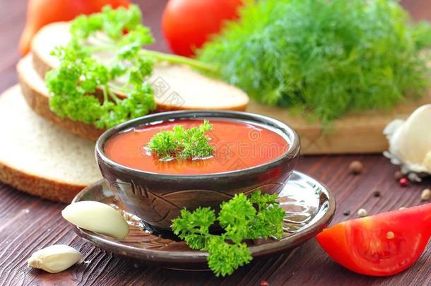 美味的番茄汤和芳香的香料和绿叶蔬菜向一伍德