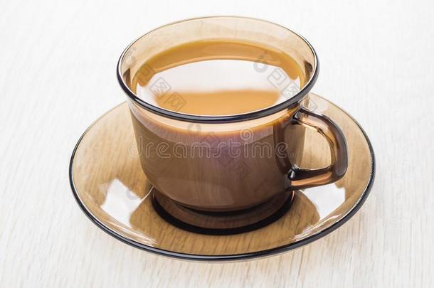 咖啡豆和奶采用棕色的透明的杯子向茶杯托