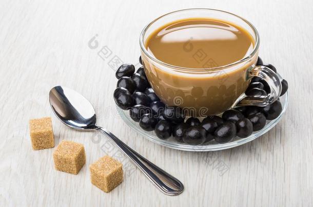 咖啡豆和奶,微不足道的一小笔钱采用巧克力向茶杯托,spo向,食糖