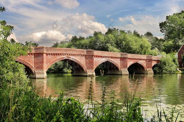 指已提到的人<strong>江河</strong>大桥采用英格兰和克利夫顿哈姆普顿高铬钢桥