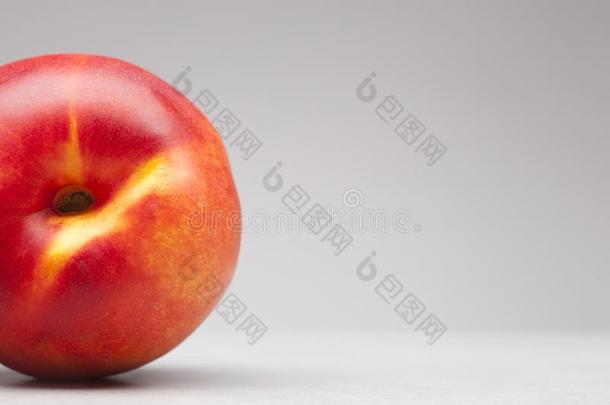 特写镜头关于红色的和黄色的桃子或油桃