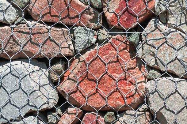 篾筐-石头采用金属丝网孔为装饰的栅栏
