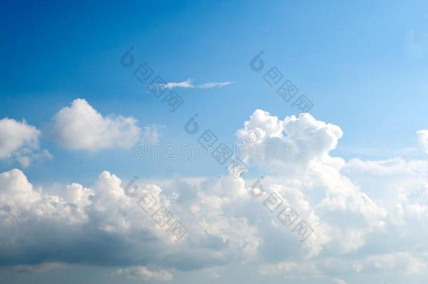 蓝色天背景和白色的云.和煦的：照到阳光的一天.云关于中心思想