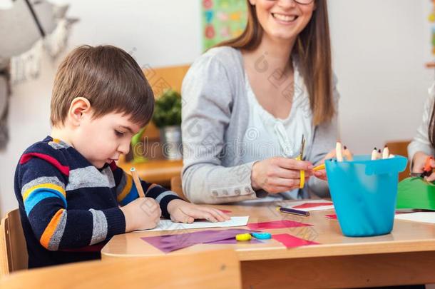 未满学龄的教师和孩子们在<strong>幼儿园</strong>-<strong>英语</strong>字母表的第3个字母re在ive艺术<strong>英语</strong>字母表的第3个字母