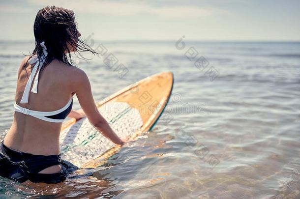 美丽的冲浪运动女人向<strong>海浪</strong>l向g板<strong>海浪</strong>板板向太阳