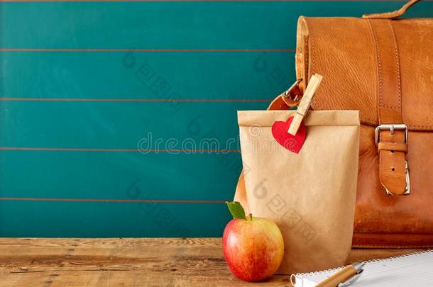 学校午餐和公文包和笔记簿