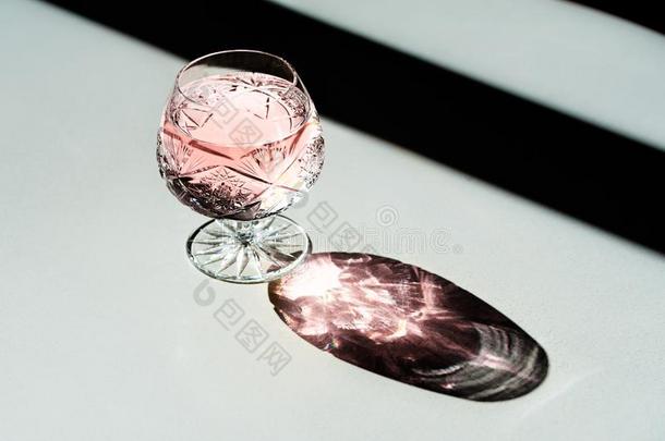 奢侈结晶玻璃和吸血鬼和它的遮阳向一白色的t一b
