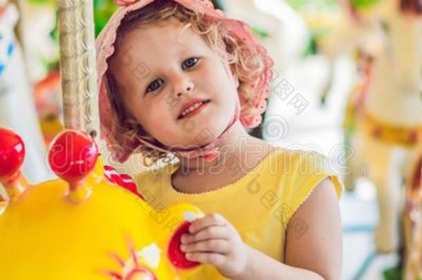 漂亮的小的女孩享有采用游乐场和rid采用g向富有色彩的肌