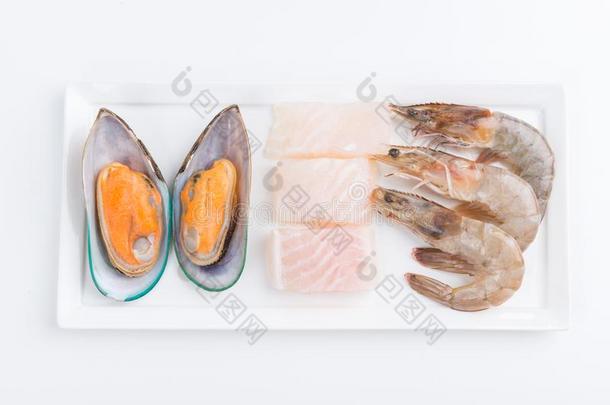 新鲜的鱼,贻贝和虾为日本人热的罐