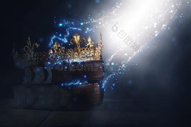 神秘的和神秘的魔力的影像关于老的王冠和书越过gothicscriptorgothictype哥特式书写体balls球