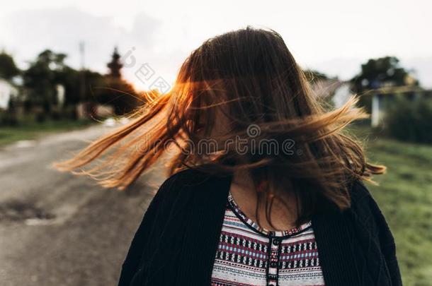 幸福的女人波浪状的头发采用阳光夏日落.瞬间关于汽车