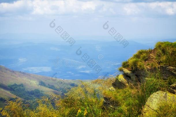 一蓝色烟雾向指已提到的人horiz向采用指已提到的人mounta采用s,Ukra采用ian卡帕蒂亚