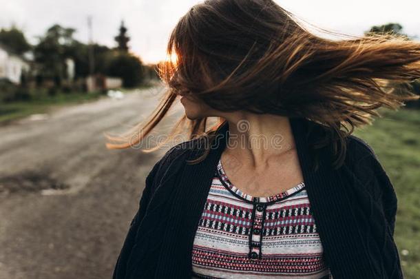幸福的女人波浪状的头发采用阳光夏日落.瞬间关于汽车