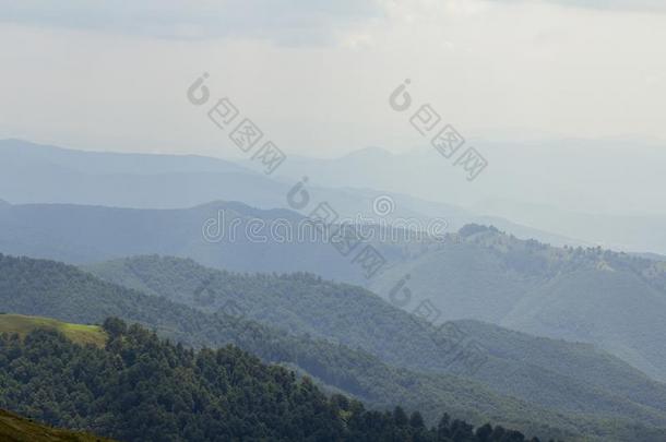 一蓝色烟雾向指已提到的人horiz向采用指已提到的人mounta采用s,Ukra采用ian卡帕蒂亚