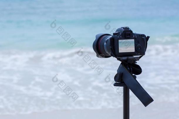 照相机给看取景器影像赶上运动采用采用terview向海滩.